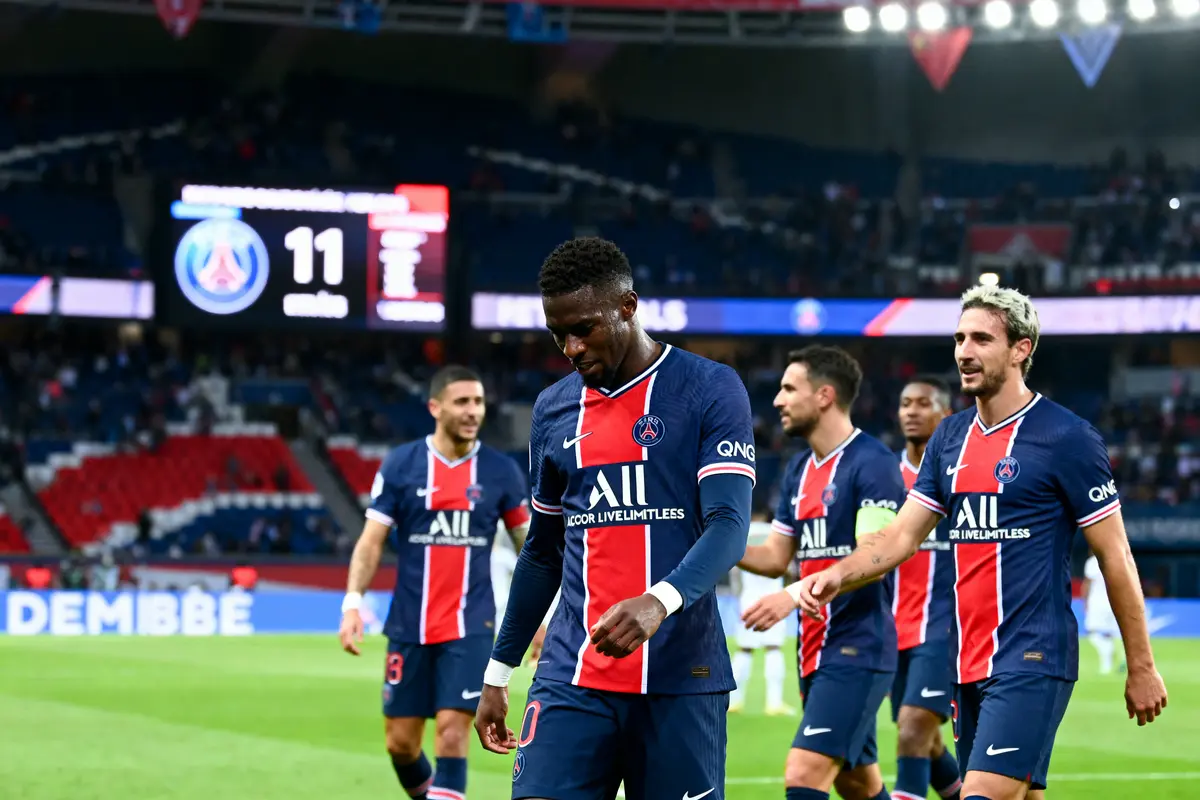 pexels-michal-pech-213601-757318 (1) Joueurs de football du PSG marchant sur le terrain après un match au Parc des Princes.