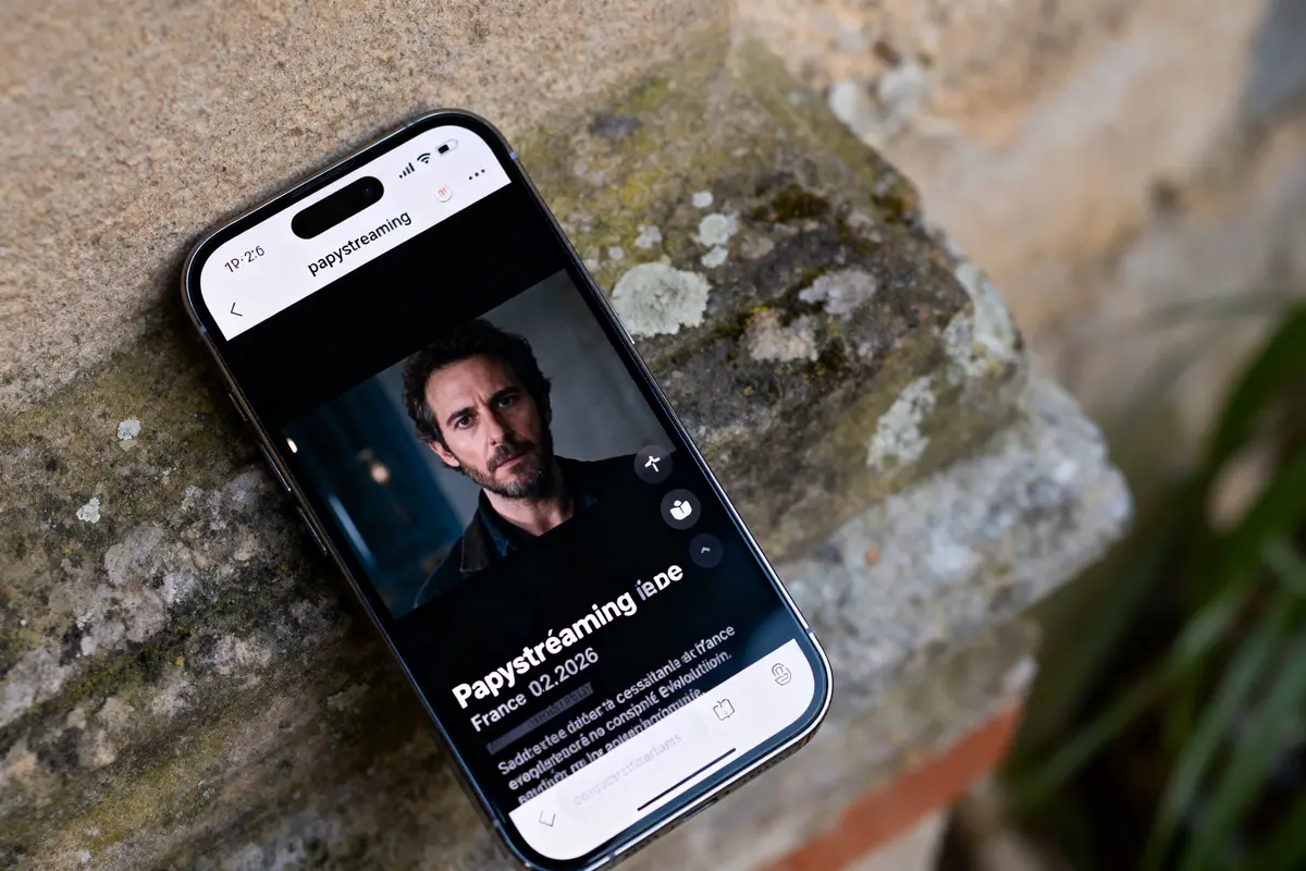pexels-michal-pech-213601-757318 (1) Téléphone affichant une application de streaming vidéo avec photo d'un homme sur un fond de pierre.