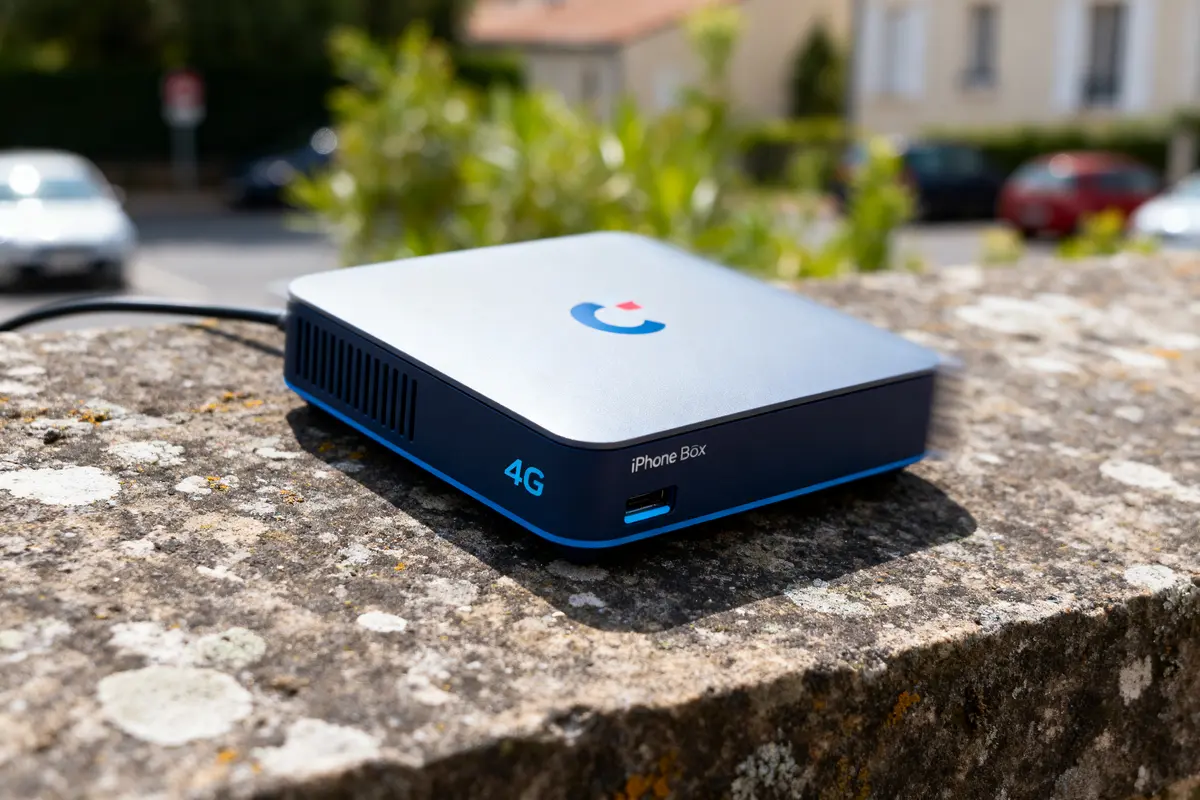 pexels-michal-pech-213601-757318 (1) Boîtier compact box 4G sur mur extérieur ensoleillé pour connexion internet rapide