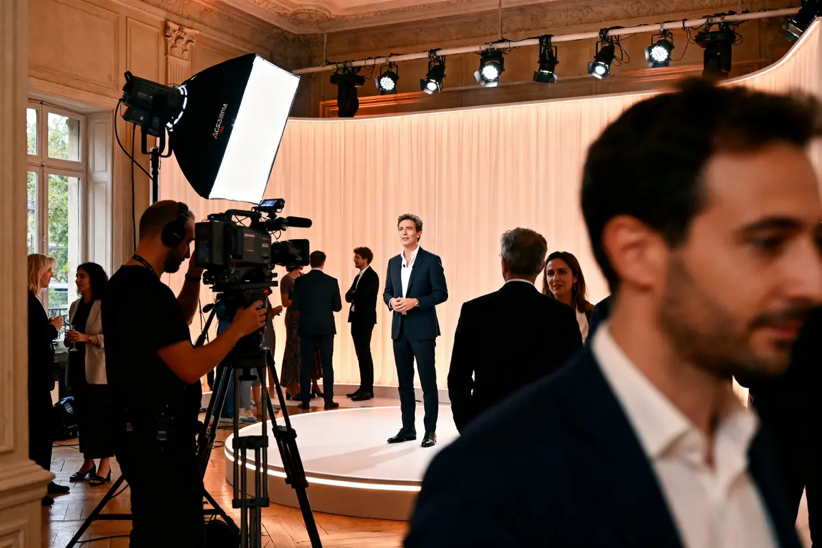 pexels-michal-pech-213601-757318 (1) Personnes lors d'un événement filmé par Agence Cassandra dans une salle élégante.