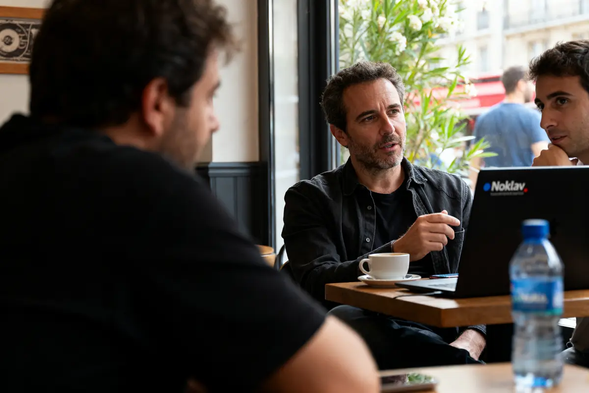 pexels-michal-pech-213601-757318 (1) Discussion de groupe autour d'un ordinateur noklav dans un café avec boissons et plantes